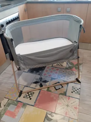 Minicuna gris con colchón maxi cosi