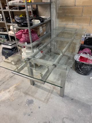 Mesa de cristal y metal