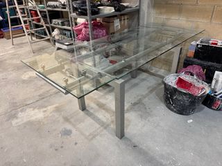 Mesa de cristal y metal