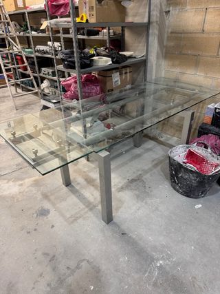 Mesa de cristal y metal