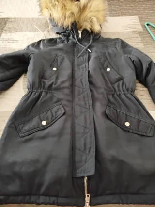 Cazadora gris con capucha y pelo