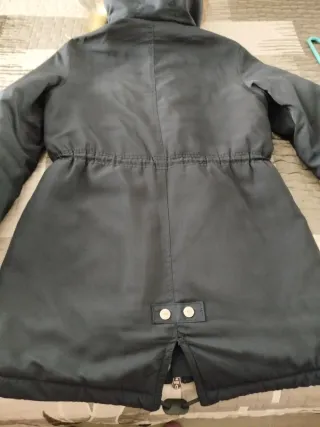 Cazadora gris con capucha y pelo