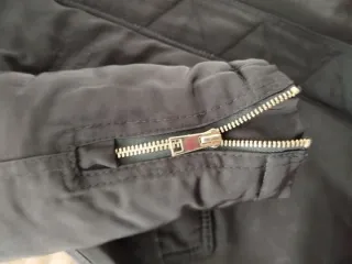 Cazadora gris con capucha y pelo