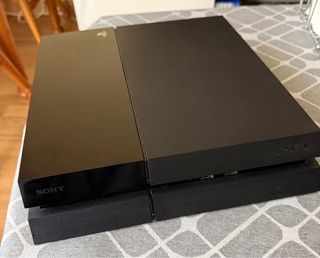 PlayStation 4 Negra + 2 Mandos Originales