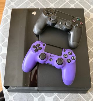 PlayStation 4 Negra + 2 Mandos Originales