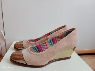 Zapatos cuña beige y dorado