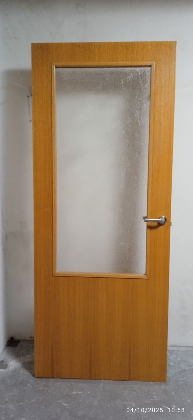 Lote 4 Puertas de chapa madera con cercos y tapas.