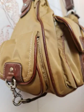 Bolso de hombro beige y marrón