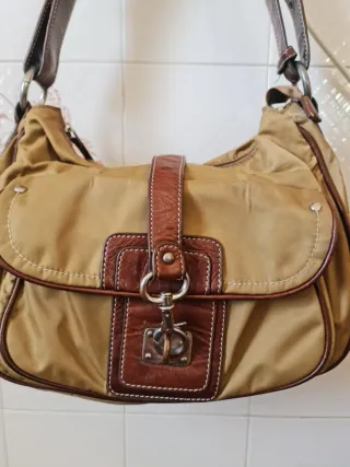 Bolso de hombro beige y marrón
