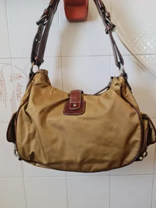 Bolso de hombro beige y marrón