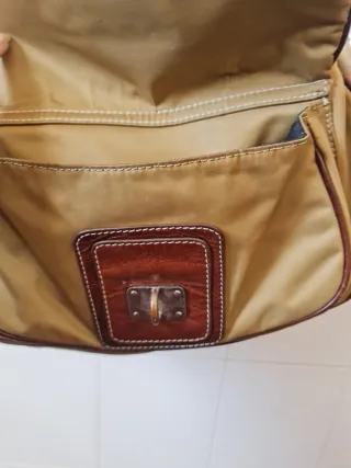 Bolso de hombro beige y marrón