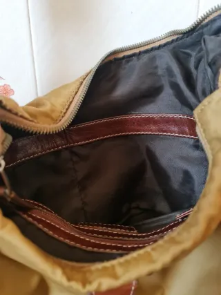 Bolso de hombro beige y marrón