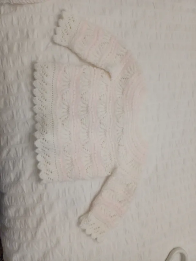 Chaquetita tejida para recién nacido