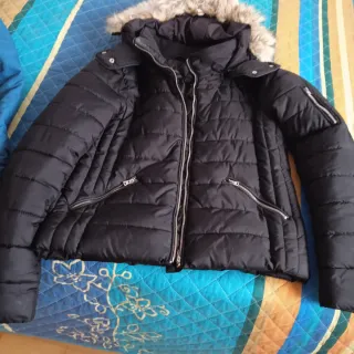 Cazadora negra con capucha y pelo