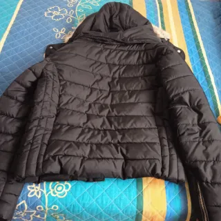 Cazadora negra con capucha y pelo