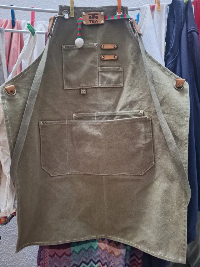 Delantal verde original con detalles de cuero