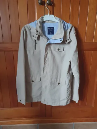 Cortavientos niño beige con capucha