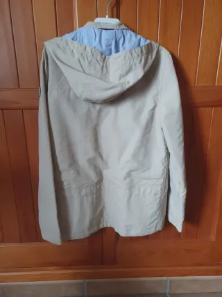 Cortavientos niño beige con capucha