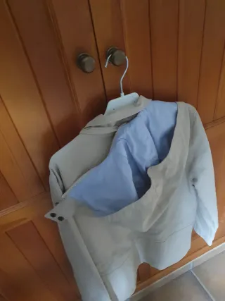 Cortavientos niño beige con capucha