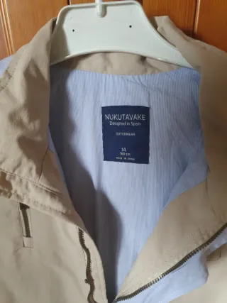 Cortavientos niño beige con capucha