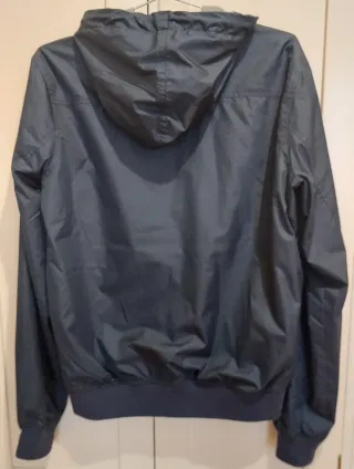 Cortavientos azul marino - gris por dentro,talla M