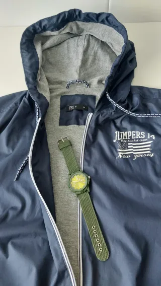 Cortavientos azul marino - gris por dentro,talla M