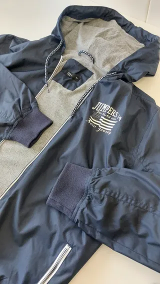 Cortavientos azul marino - gris por dentro,talla M