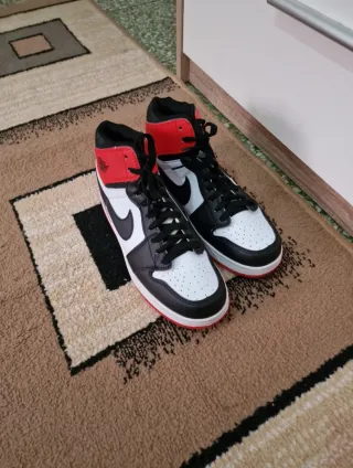 Zapatillas Botín  Rojas y Negras imitación