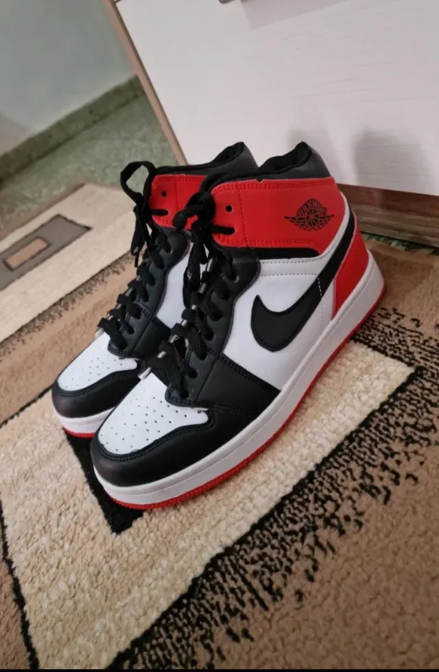 Zapatillas Botín  Rojas y Negras imitación