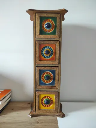 Joyero de madera con cajones decorados