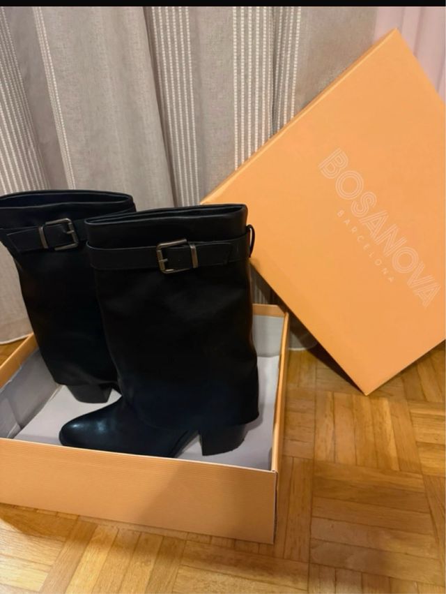 Botas altas negras con hebilla