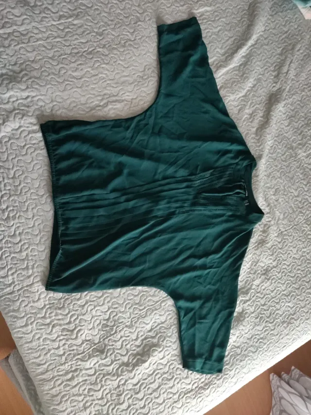 Blusa verde oscuro piedrecitas oscuras