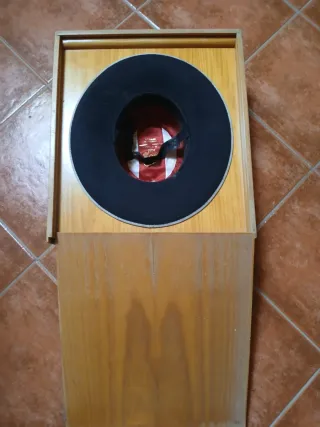 SOMBRERO DE ALA ANCHA NEGRO Y CAJA DE MADERA.