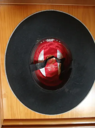 SOMBRERO DE ALA ANCHA NEGRO Y CAJA DE MADERA.