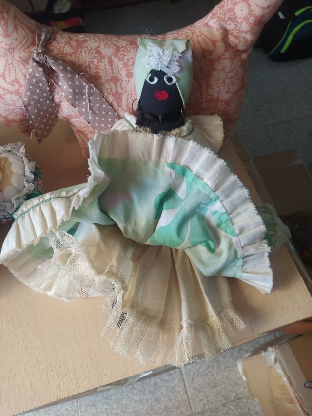 Muñecas de trapo y perro sujetapuertas