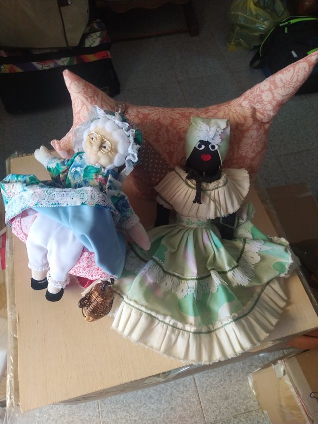 Muñecas de trapo y perro sujetapuertas