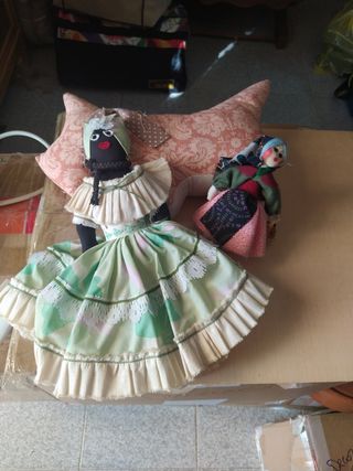 Bambole di stoffa e cane fermaporta