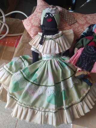 Bambole di stoffa e cane fermaporta