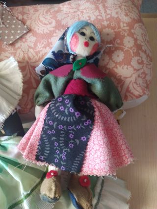 Bambole di stoffa e cane fermaporta