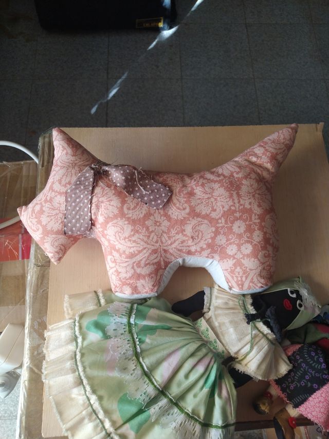 Muñecas de trapo y perro sujetapuertas