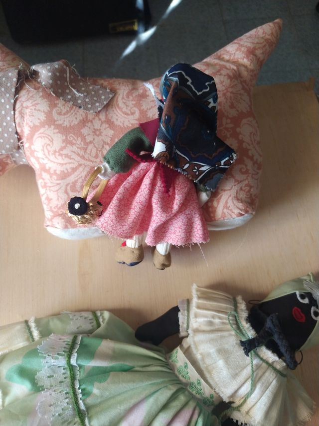 Muñecas de trapo y perro sujetapuertas