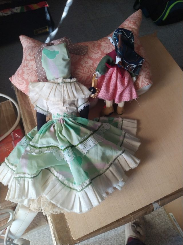 Muñecas de trapo y perro sujetapuertas