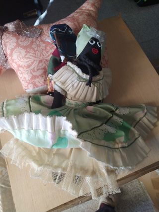 Bambole di stoffa e cane fermaporta