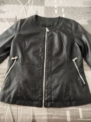 Cazadora efecto piel negra