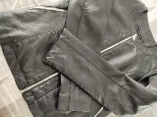 Cazadora efecto piel negra