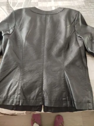 Cazadora efecto piel negra