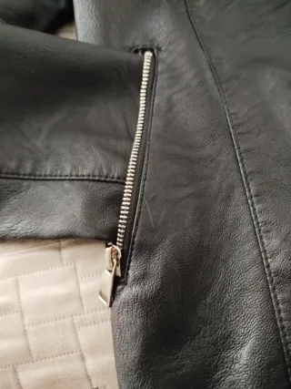 Cazadora efecto piel negra