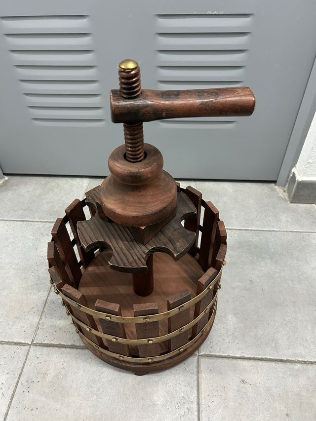 Botellero rústico de madera y metal