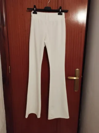 Pantalones blancos acampanados
