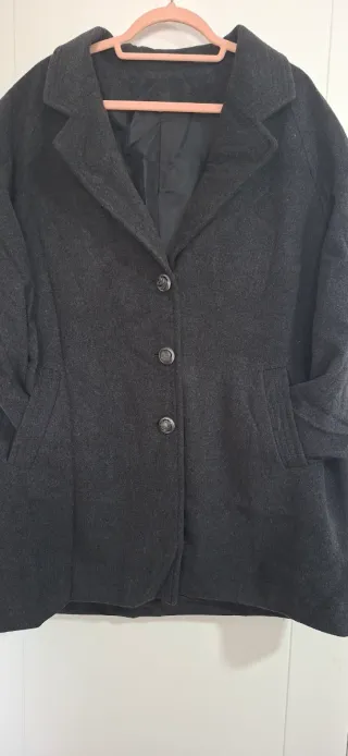 Chaquetón negro con botones